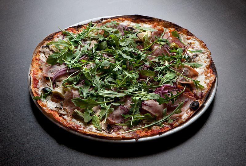 Pizza a la piedra de tomate y albahaca