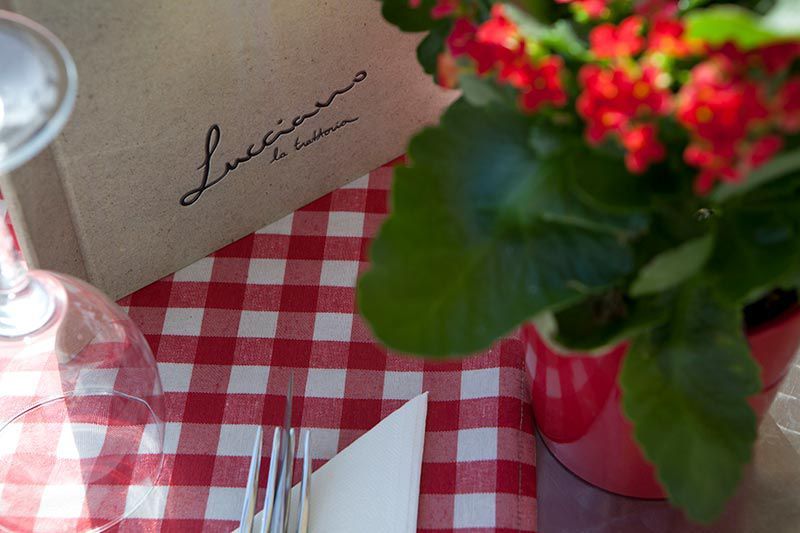 Mantel de cuadros y carta de restaurante
