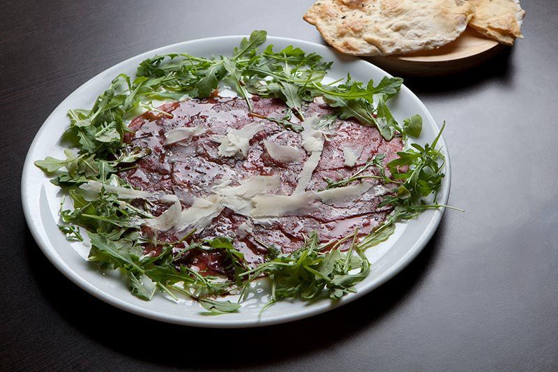 Pizza artesana con albahaca y tomate