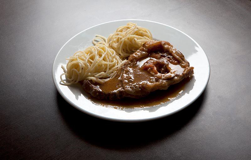 Pasta con carne al estilo italiano