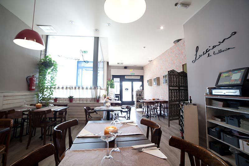 Mesas del comedor del restaurante