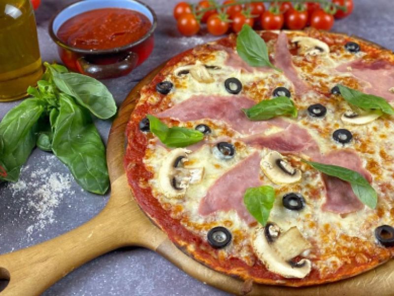 Pizza de jamón y queso al horno de piedra