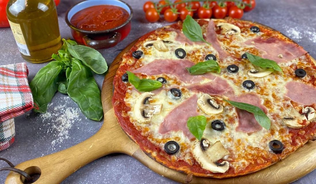 Pizza de jamón y queso al horno de piedra