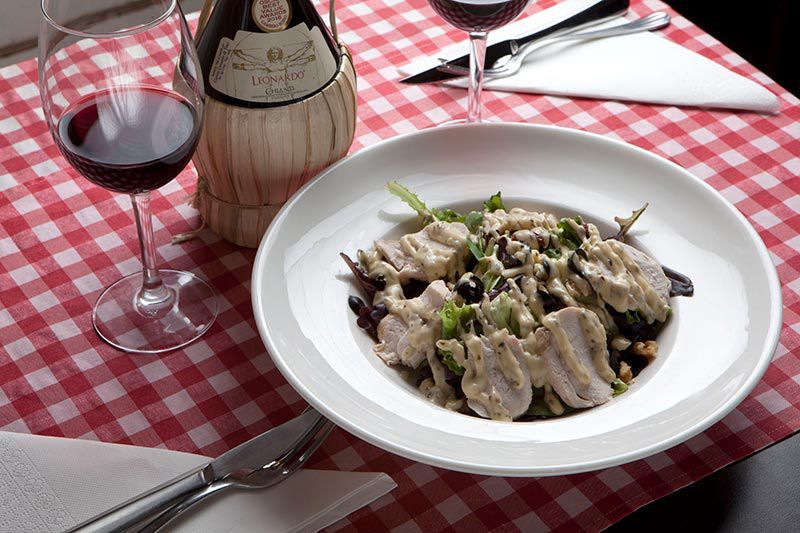 Ensalada completa con salsa de queso