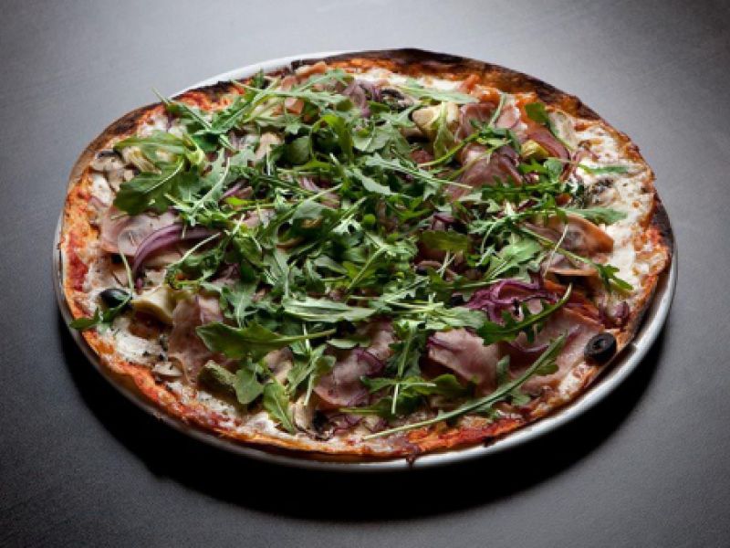 Pizza a la piedra de tomate y albahaca