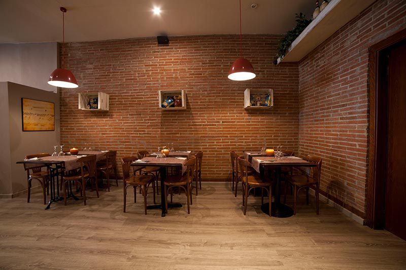 Interior de madera del restaurante