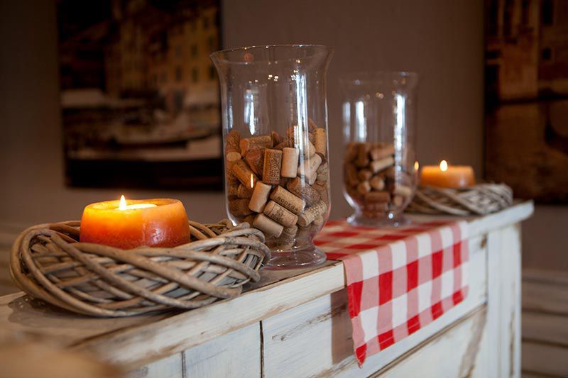 Mesa de restaurante italiano con mantel de cuadros
