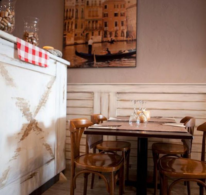 Mesa de restaurate lista para servicio
