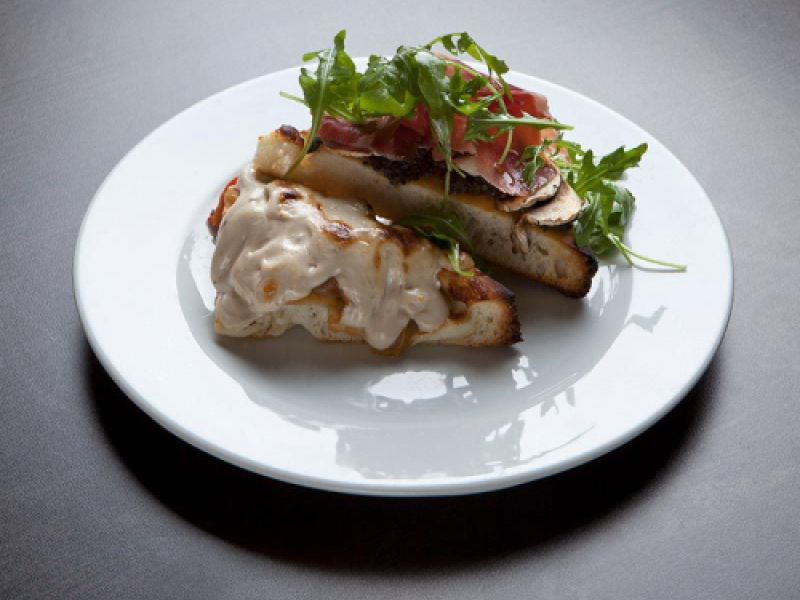 Prosciutto con salsa de queso